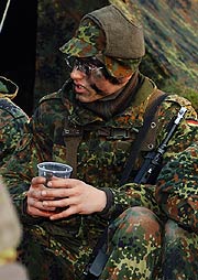 Bild: Soldat im Kampfanzug beim Biwak.