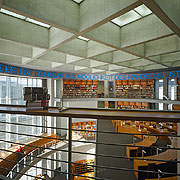 Bild: Rundblick durch die Bibliothek.