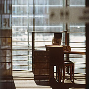 Bild: Arbeitsplatz in der Bibliothek.