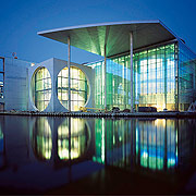 Bild: Das Marie-Elisabeth-Lüders-Haus bei Nacht.