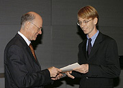 Bild: Bundestagspräsident Lammert und Preisträger Bernd Mertens.