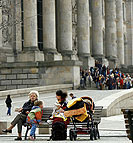Bild: Großmutter, Mutter und Kinder vor dem Reichstagsgebäude.