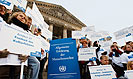 Bild: Aktion vor dem Reichstagsgebäude am Internationalen Tag der Menschenrechte.
