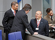 Austausch mit Kollegen aus ganz Europa — der Abgeordnete Kurt Bodewig (SPD, 2. v. r.) bei der COSAC.