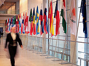 Europas Vielfalt: Flaggen der Teilnehmerstaaten im Reichstagsgebäude während der COSAC.