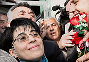 Die ehemalige kurdische Parlamentarierin Leyla Zana bei ihrer Freilassung aus der Haft in Ankara 2004.