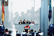 Zentraler Ort der politischen Auseinandersetzung: Blick in den Plenarsaal im Reichstagsgebäude.
