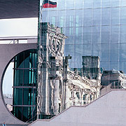 Das Reichstagsgebäude spiegelt sich in der Fassade des Marie-Elisabeth-Lüders-Hauses.