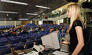 Hier wird Regie geführt — in dieser Kabine im Plenarsaal achten Techniker auf den guten Ton bei den Debatten.