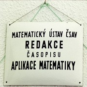 Schild mit tschechischer Aufschrift.