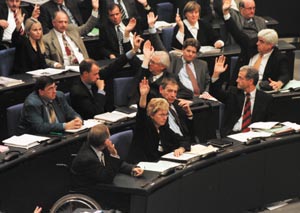 Stimmführerschaft: Die Parlamentarischen Geschäftsführer signalisieren ihrer Fraktion das Abstimmungsverhalten, hier Peter Ramsauer, CDU/CSU (vorne rechts).