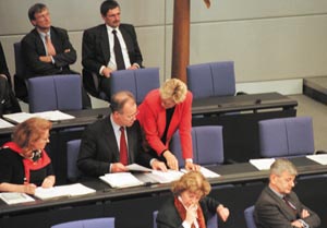 Koordinierung mit der Regierung: SPD-Geschäftsführerin. Susanne Kastner bei Verteidigungsminister Rudolf Scharping auf der Regierungsbank.