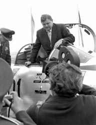 Der damalige Verteidigungsminister Franz Josef Strauß besteigt die Kanzel eines Starfighters. Um die Beschaffung dieses von der US­Firma Lockheed entwickelten Kampfflugzeuges ging es im Lockheed­Untersuchungsausschuss.