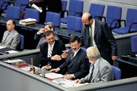 Schriftführer Winfried Mantke (links) und Jürgen Türk zusammen mit Vizepräsident Hermann-Otto Solms.