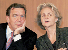 Gerhard Schröder und seine Beraterin Brigitte Sauzay
