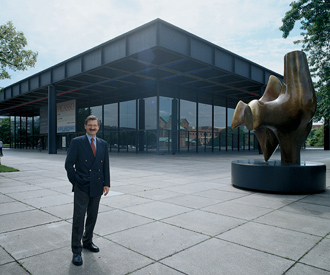 Hermann Otto Solms vor der Neuen Nationalgalerie in Berlin