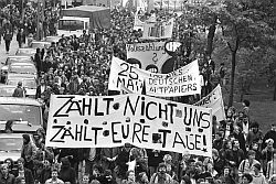 Mehrere tausend Gegner der Volkszählung beteiligen sich am 16. Mai 1987 in Berlin an einer Demonstration gegen die statistischen Erhebungen. Stichtag für die Volkszählung 1987 ist der 25. Mai.