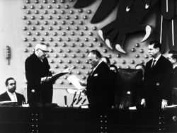 Bonn, 16. Oktober 1963: Ludwig Erhard spricht nach seiner Wahl zum Bundeskanzler vor Bundestagspräsident Eugen Gerstenmaier die Eidesformel