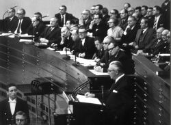 Bundeskanzler Kurt Georg Kiesinger (r) am Rednerpult während seiner Regierungserklärung am 13.12.1966 im Bundestag in Bonn. Im Hintergrund die Regierungsbank