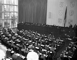Blick in den Plenarsaal des Deutschen Bundestages während der Abstimmung über den vorläufigen Sitz der Bundesregierung am 3. November 1949
