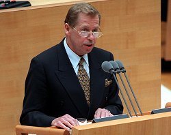 Vaclav Havel bei seiner Rede vor dem Deutschen Bundestag am 24.4.1997 in Bonn., Klick vergrößert Bild