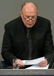 Imre Kertész hinter dem Rednerpult des Plenums
