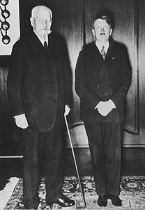 Fotografie: Paul von Hindenburg (links) und Adolf Hitler