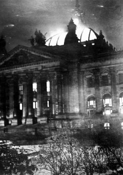 Fotografie: Blick auf das brennende Reichstagsgebäude