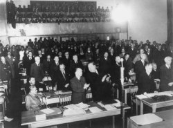 Fotografie, 1949: Blick ins Plenum des Parlamentarischen Rates zur Grundgesetzabstimmung.