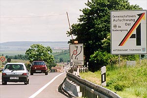 Fotografie: Baustellenschild an der Autobahn mit dem Titel 'Gemeinschaftswerk Aufbau Ost'