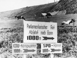 Fotografie: Hinweisschild zum Parlamentarischen Rat an der Strasse nach Bonn.