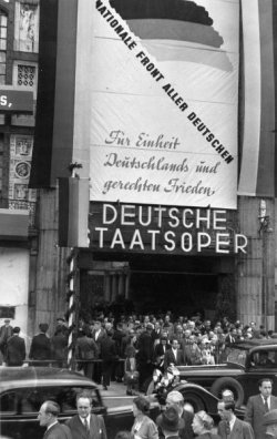 Fotografie, 1949: Blick auf den Eingang des Admiralspalast, Klick vergrößert Bild