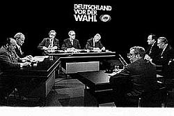 Fernsehstudio, Diskussion im deutschen Fernsehen kurz vor der Bundestagswahl 1972, Klick vergrößert Bild