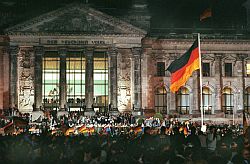 3.10.1990 Deutsche Einheitsfeiern vor dem Reichstagsgebäude, Klick vergrößert Bild