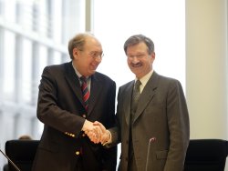 The constituent meeting of the Committee on Legal Affairs: Committee chairman Andreas Schmidt (CDU/CSU, left) with Hermann Otto Solms, Vice-President of the German Bundestag