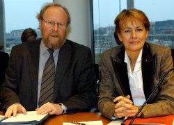 The constituent meeting of the Committee on Economics and Technology: Wolfgang Thierse, Vice-President of the German Bundestag (left), with Committee chairwoman Edelgard Bulmahn (SPD)