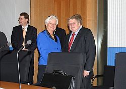 The constituent meeting of the Committee on Transport, Building and Urban Affairs: Gerda Hasselfeldt, Vice-President of the German Bundestag (left), with Committee chairman Klaus W. Lippold (CDU/CSU)