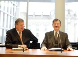 Photo : Séance constitutive de la commission des sports. Le président Peter Wilhelm Danckert (à g.) et Hermann Otto Solms, vice-président du Bundestag.