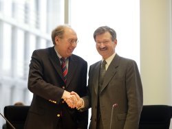 Photo : Séance constitutive de la commission juridique avec le président Andreas Schmidt (à g.) et Hermann Otto Solms, vice-président du Bundestag.