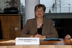 La présidente Petra Bierwirth pendant la séance constitutive.