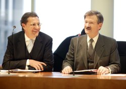 Constitution de la commission de la culture et des médias. Le président de la commission, Hans-Joachim Otto (FDP), et le vice-président du Bundestag, Hermann Otto Solms (FDP).