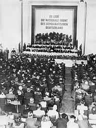 Le 7 octobre 1949, le Conseil national se proclame Chambre provisoire du peuple et adopte une Constitution de la RDA élaborée par le Conseil du peuple. Wilhelm Pieck pendant la lecture de cette proclamation.