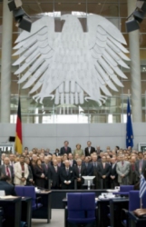 Foto: Die Teilnehmer der 37. COSAC im Plenarsaal des Deutschen Bundestages