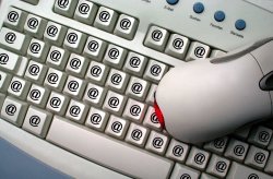Foto: Maus und Tastatur, jede Taste ist mit einem AT-Zeichen bedruckt