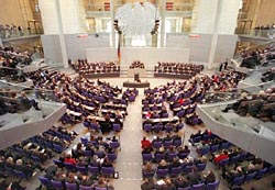 Foto mit Blick in den Plenarsaal des Reichstagsgebäudes während einer Sitzung des Deutschen Bundestages