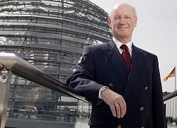Dr. Hans-Joachim Stelzl, Der Direktor beim Deutschen Bundestag. Portrait mit Kuppel