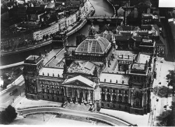 Foto: Historische Luftaufnahme des Westportals des Reichstagsgebäudes aus dem Jahre 1928
