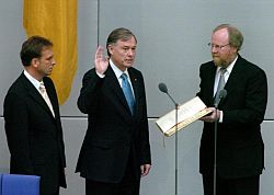 Der neue Bundespräsident Horst Köhler leistet den Eid, Bundestagspräsident Wolfgang Thierse, SPD, Dieter Althaus, SPD