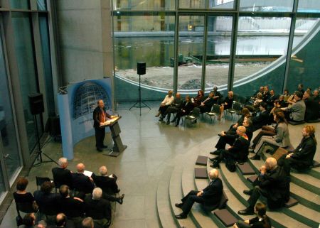 Preisverleihung 2003 im Marie-Elisabeth-Lüders-Haus - Wolfgang Thierse am Rednerpult