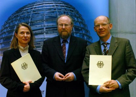 von links: Susanne Führer (Medienpreis), Wolfgang Thierse und Dr. Andreas Maurer (Wissenschaftspreis)